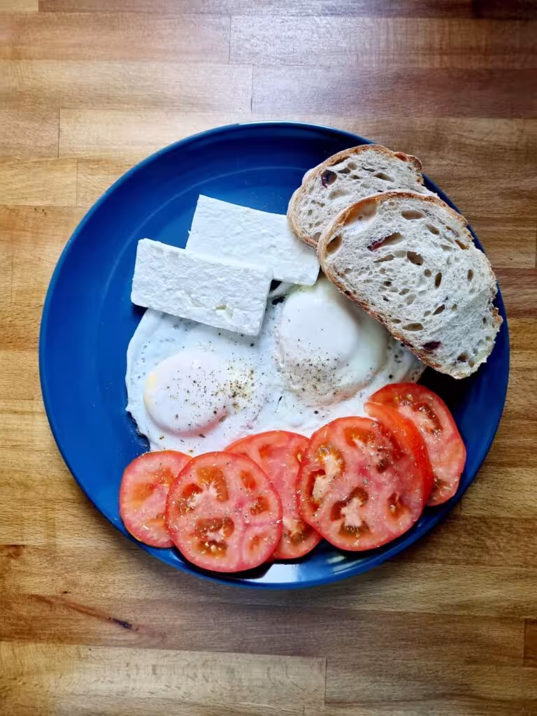 Ouă ochiuri și brânzeturi